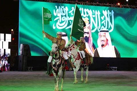 شاهد.. احتفالات اليوم الوطني تكتسي بالأخصر في حديقة الملك فهد بالمدينة