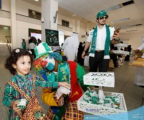 شاهد.. "الطيران المدني" يرسم بانوراما احتفالية باليوم الوطني في مطاراته الـ 27