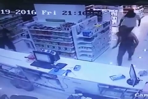 بالفيديو.. مقنعون يسطون على صيدلية في جدة و"الشرطة" تطيح بهم في وقت وجيز