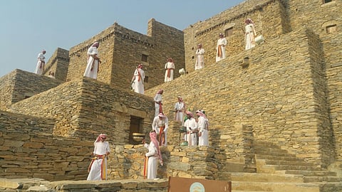 على أنغام "عاش سلمان يا بلادي".. قرية ذي عين التراثية تستقبل زوارها