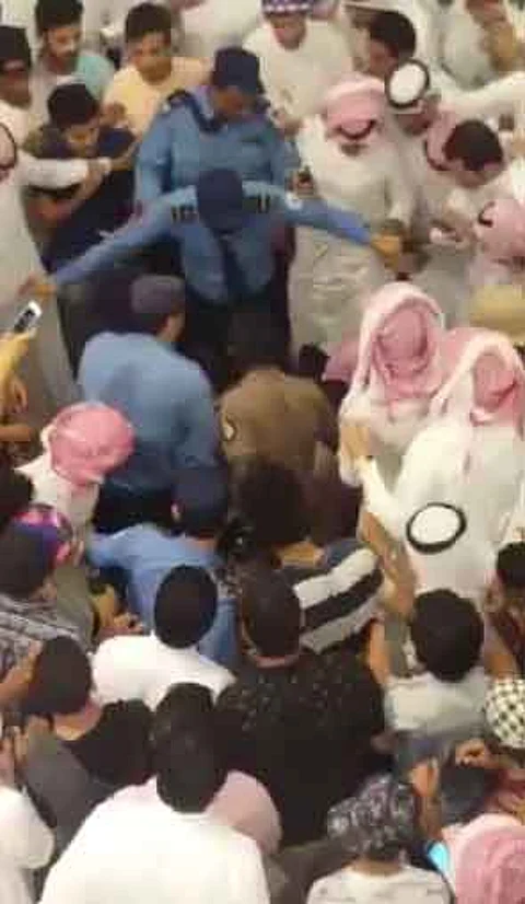 القبض على شاب لتصرفاته غير اللائقة بمجمع تجاري بالخبر