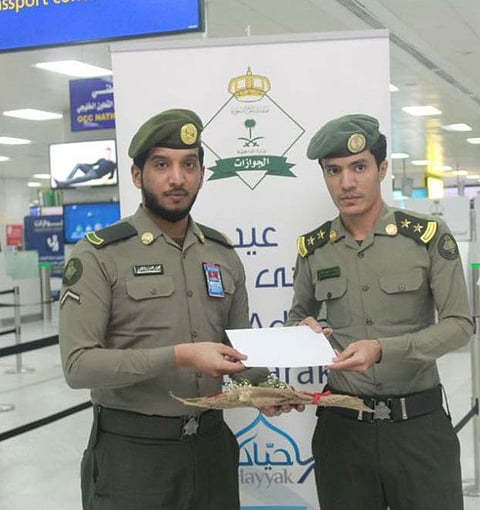 جوازات "مطار المؤسس" تكرم أسر موظفيها