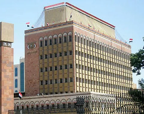قرارات يمنية مرتقبة بنقل مؤسسات مالية وإيرادية إلى عدن ومأرب