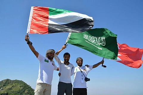 شاهد.. من قمة جبال فيفا.. "هايكنج" خليجيون يهنئون السعوديةباليوم الوطني
