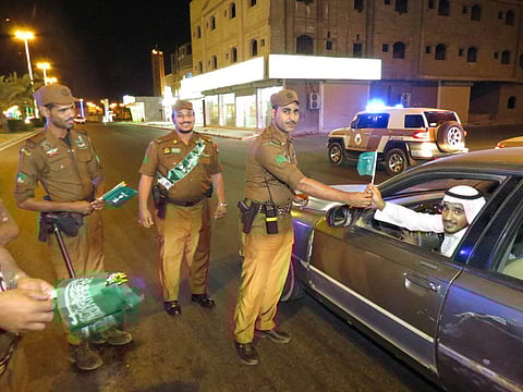 شاهد: من الشرطة للمطار فالبلدية.. "الأخضر" يكسو القريات احتفالاً باليوم الوطني