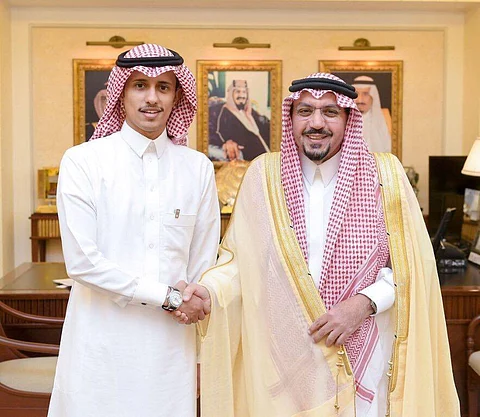 أمير القصيم يكرم شاباً أنقذ طفلًا من السقوط بمجمع تجاري في بريدة
