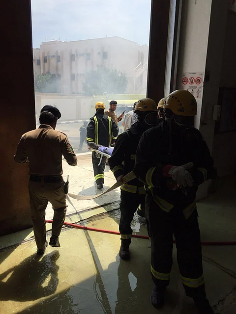 مستشفى الخميس العام ينظِّم فرضية بحريق أحد المستودعات الطبية