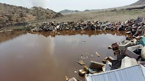 شاهد.. مستنقعات مائية ملوثة محيطة بـ"سوق المسترجعات" تُهدد بنشر الوبائيات بالطائف