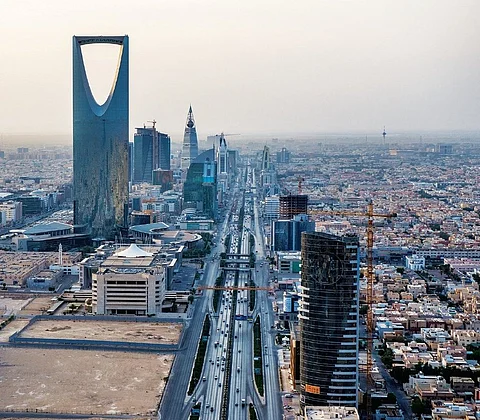 الأرصفة تحتضن متفوقاً رفضته جامعات الرياض .. ووالديه للوزير: هل تتركه لمَن يتلقفه؟!