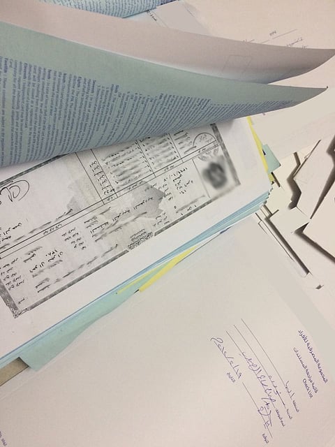 شاهد ما لم يصدقه مواطن.. "حاوية نفايات" تستقبل إثباتات عملاء بنك شهير بشرورة