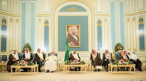 خادم الحرمين يستقبل الأمراء وأصحاب الفضيلة وجموعاً من المواطنين