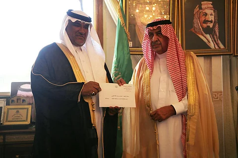 أمير مكة يُكرّم ويُكافئ مدير مكافحة المخدرات بالطائف