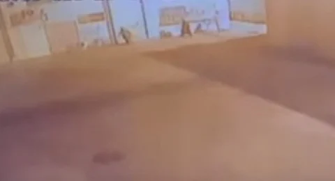 شاهد.. 3 مراهقين يعبثون بجدران مدرسة بالخرمة ويتركون عناوينهم بمواقع التواصل