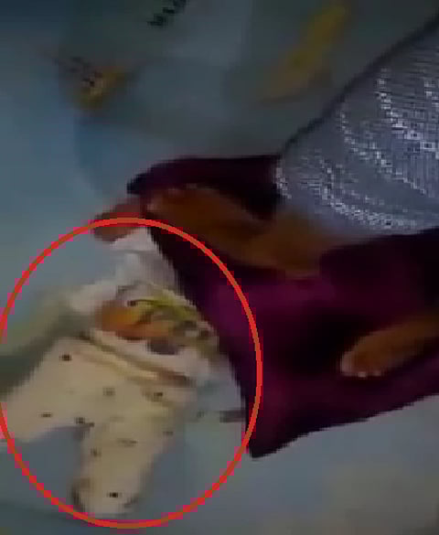 فيديو صادم.. خادمة تقف على وجه طفلة كاتمة أنفاسها