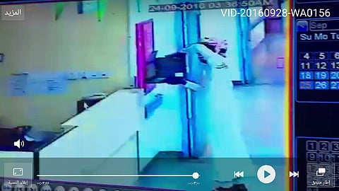بالفيديو.. كاميرا مستشفى "وادي الدواسر" تُسجل سرقة قسم الأشعة فجرًا
