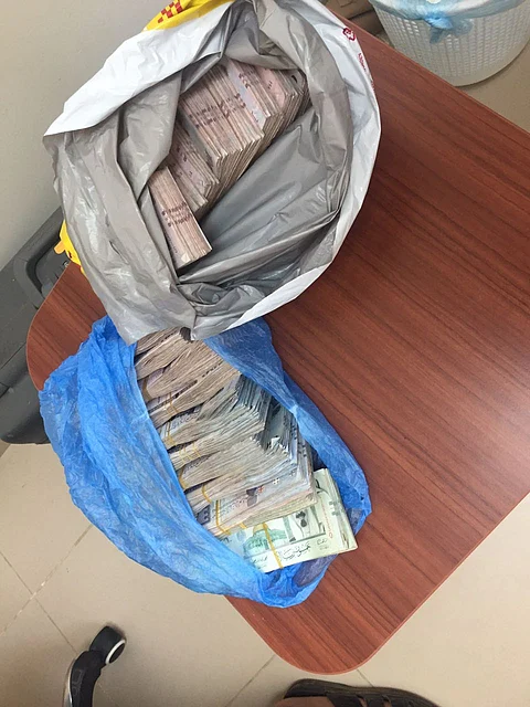 مكة.. الإطاحة بمقيمين بحوزتهما 400 ألف ريال مجهولة المصدر