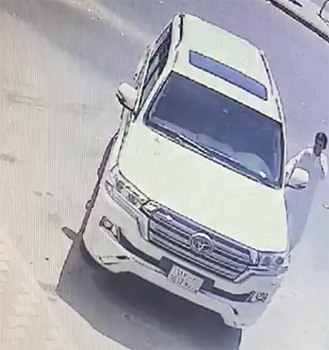 في الرياض.. كاميرا توثق سرقة سيارة بربع مليون ريال في وضح النهار
