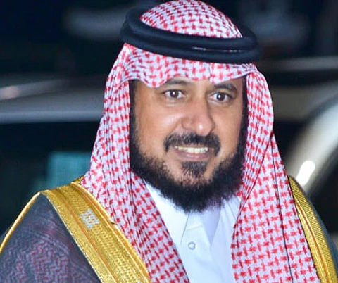 محافظ الدرب ينقل تعازي القيادة لأسرة شهيد الواجب العريف فائع بقرية "جندلة"