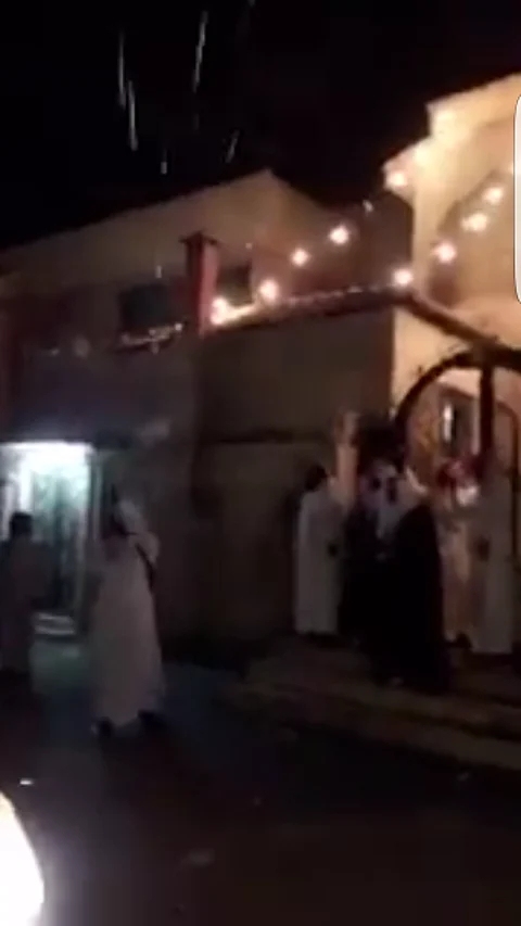 بالفيديو.. استهتار شاب بسلاح رشاش كاد يقتل عريساً ليلة زواجه