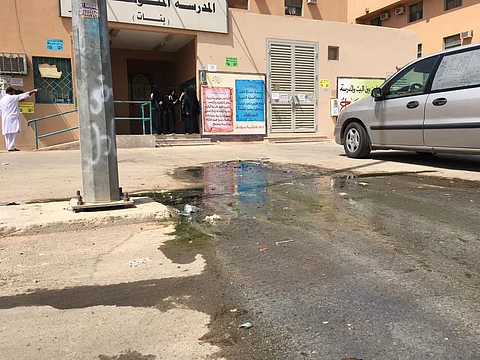 بالصور.. مياه الصرف تحاصر منسوبات مدرسة 100 المتوسطة