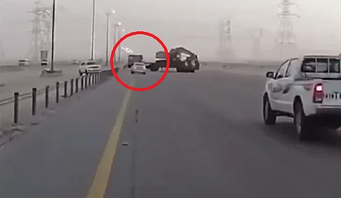 بالفيديو: عائلة سعودية تنجو من تصادم مروّع بطريق الدمام .. هذا ما فعلته الشاحنة