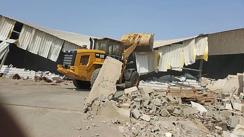 جدة.. إزالة 46 مستودعاً مخالفاً في "الخمرة"