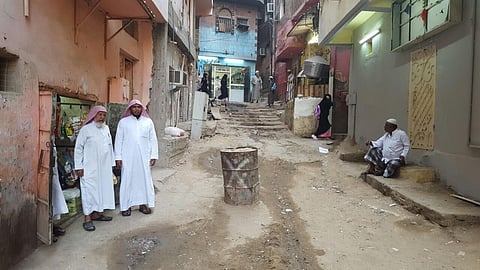 بعد نفي الاعتداءات .. الجالية البرماوية تمنع وقوف السيارات في طريق مدرسة بمكة