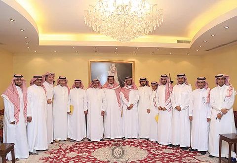 بالصور.. أعضاء شرف النصر يجددون الثقة في المدرب واللاعبين