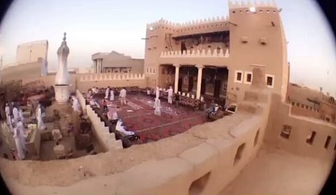 بالصور.. بَرَّ والده فاقتنى 30 ألف قطعة أثرية.. وزاره 20 وفدًا عالميًّا ومليون سعودي