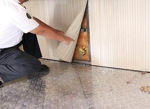 إحباط تهريب 57 ألف علبة ألعاب نارية بحفر الباطن خُبّئت بغرفة متنقلة ضمن إرسالية