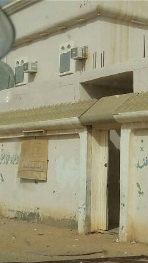 شاهد.. تعليق الدراسة بابتدائية بطبرجل سقطت أجزاء من سقفها أثناء وجود الطالبات