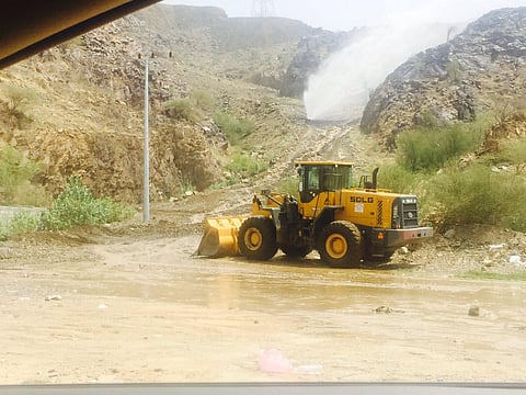 بالصور.. "شيول" يتسبب في كسر ماسورة مياه رئيسة بالمخواة