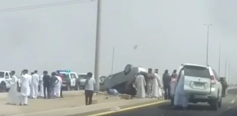 بالفيديو.. انقلاب مركبة على طريق جامعة جدة بعد أيام من وفاة طالب