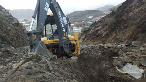 "مياه الباحة" تُصلح موقع تسربٍ في ماسورة مكسورة بالمخواة