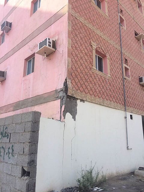 مدني جدة يخلي عمارة سكنية بسبب تشققات.. ويستدعي لجنة المباني بالأمانة