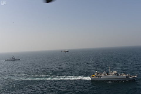 بالصور: بيئة حرب حقيقية.. إنزال مظلي للبواسل قبالة الجزر الشرقية تؤمنه سفن وطائرات