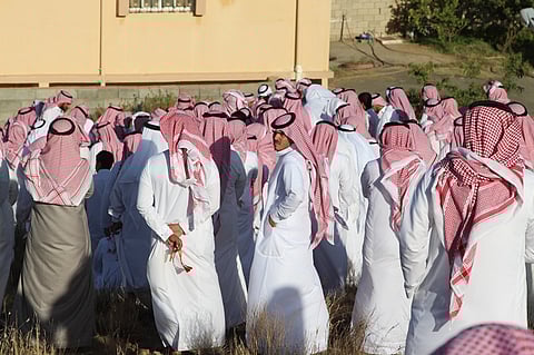 شاهد.. جموع غفيرة تشيِّع ابن مصلح الزهراني عميد شعراء العرضة الجنوبية
