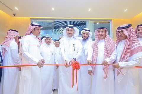 بالصور.. "الجاسر" يدشن صالة الفرسان الجديدة بمطار الملك خالد الدولي