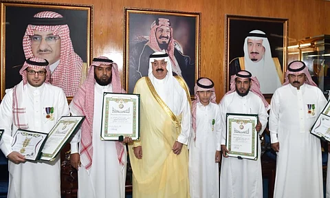 وزير الحرس يقلد ذوي شهداء الواجب وسام الملك عبد العزيز
