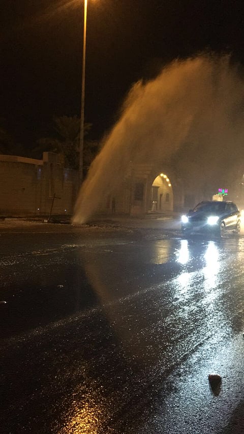 انفجار ماسورة مياه بحي النخيل الغربي بالرياض