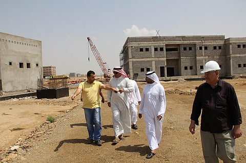 "قناعي" يتفقد المنشآت الجديدة لنادي التهامي في جازان