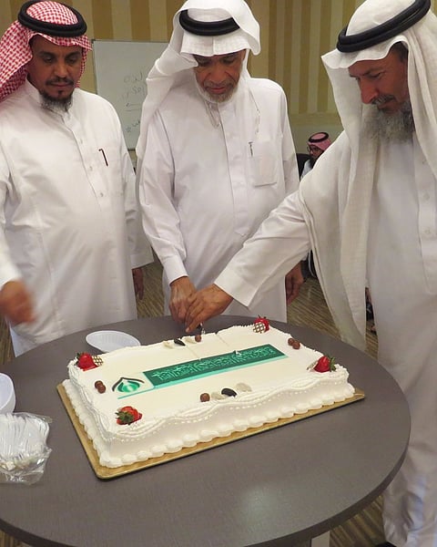 أبناء يحتفون بآبائهم في اليوم العالمي للمسنين بجدة