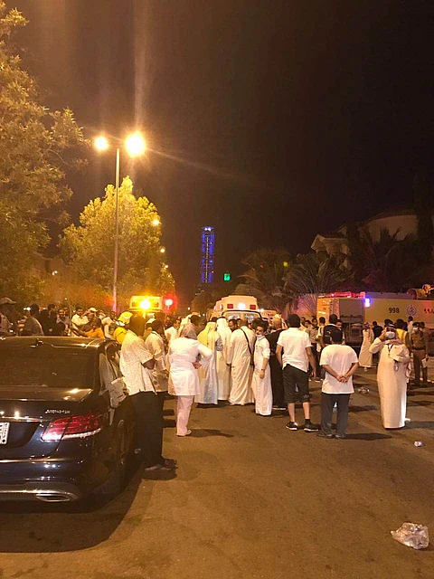 7 فِرق إطفاء و9 فِرق إنقاذ تباشر السيطرة على حريق مشفى جدة