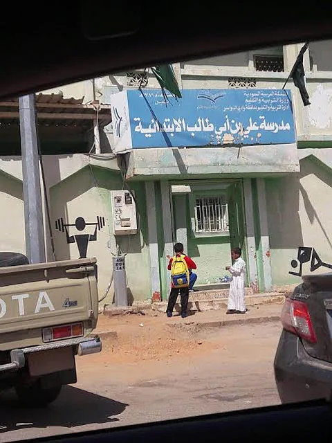 شاهد "مدرسة العصيان والتهميش" .. قائد غائب ومبنى متهالك والانصراف 7:15 صباحاً!