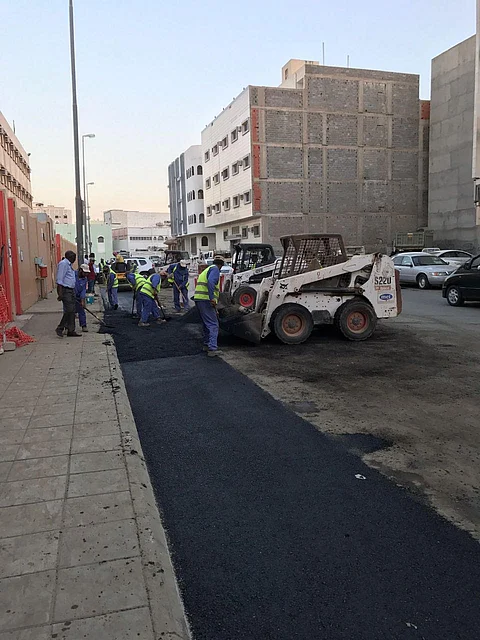"الكهرباء" تعالج حُفَر "الخنادق" وتزيل الخطر عن مدرستيْ الطائف