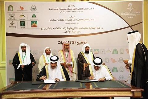 "سلطان بن سلمان" يعلن تبني خادم الحرمين ترميم عدد من المساجد التاريخية بالمدينة