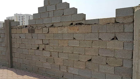 بالصور.. مواطن يوثق سوء المواد المستخدمة لبناء سور حديقة في جدة