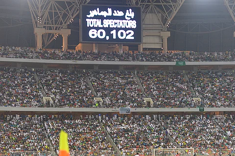 بالصور .. 60 ألف متفرج يزفون الأخضر السعودي للصدارة