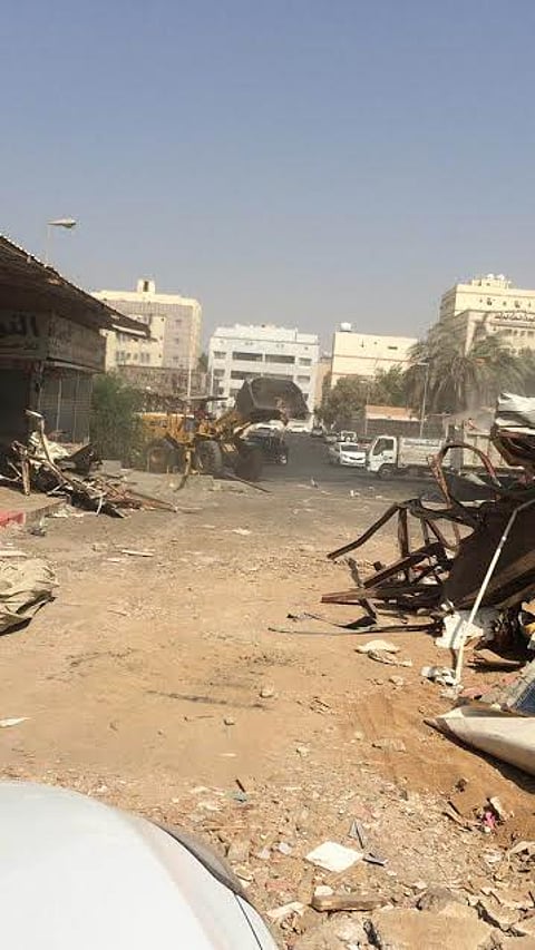 جدة.. فتح شارعين استولى عليهما رجل أعمال وهذا ما فعله محاميه بالموقع