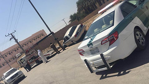 "مرور الدواسر" يحقق بعد هروب قائد مركبة اصطدم بعمود كهرباء